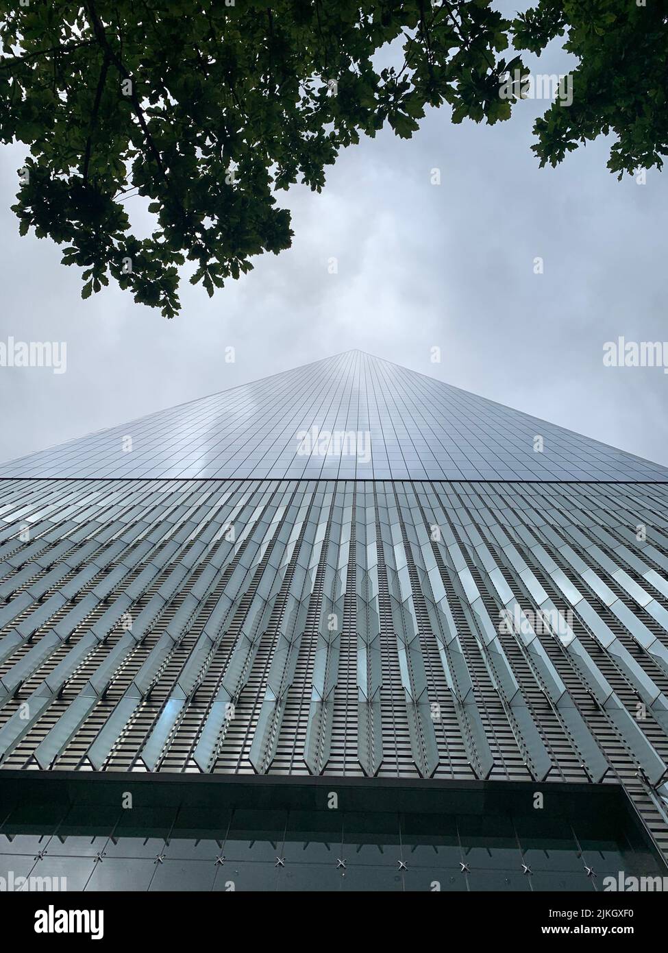 Una ripresa verticale ad angolo basso del famoso One World Trade Center di New York City, USA Foto Stock