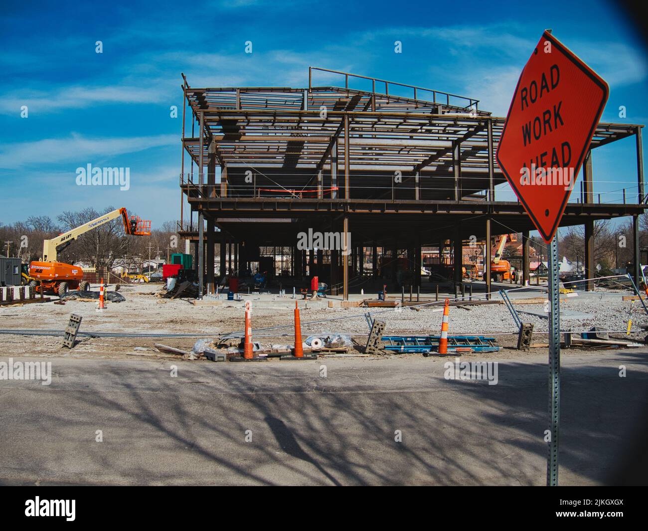Vista sull'area dei lavori di costruzione della biblioteca pubblica nel centro di Olathe, Kansas Foto Stock