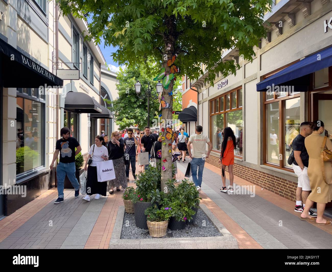 Folla di persone che camminano per strada a Roermond Foto Stock