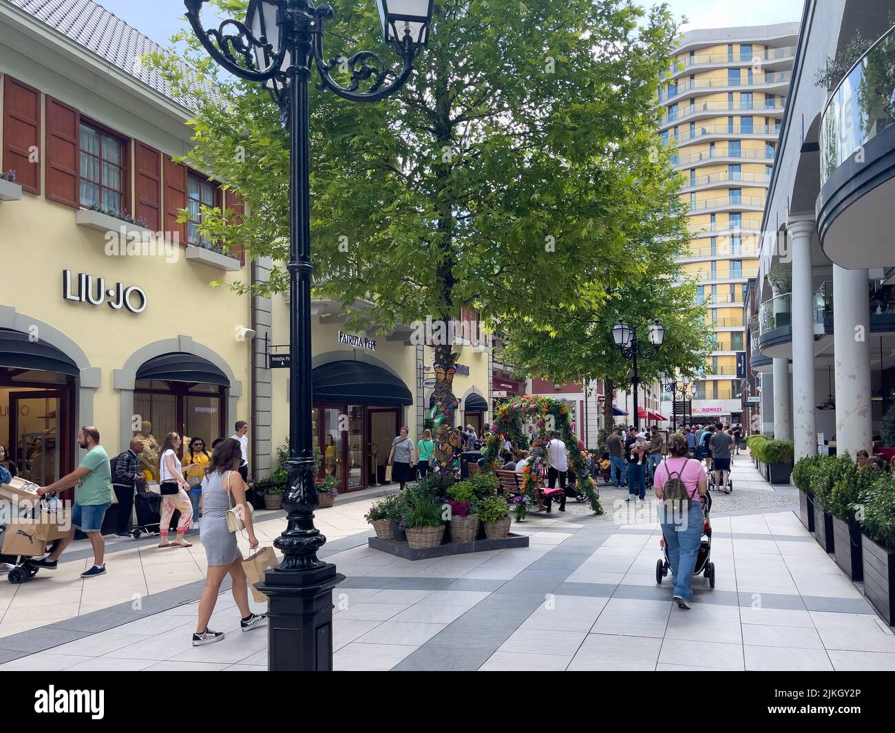 Folla di persone che camminano per strada a Roermond Foto Stock