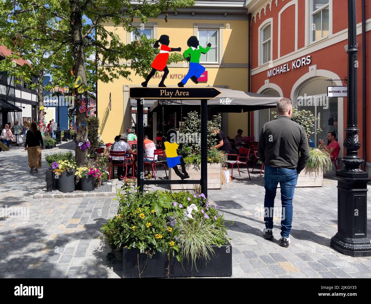 Folla di persone che camminano per strada a Roermond Foto Stock