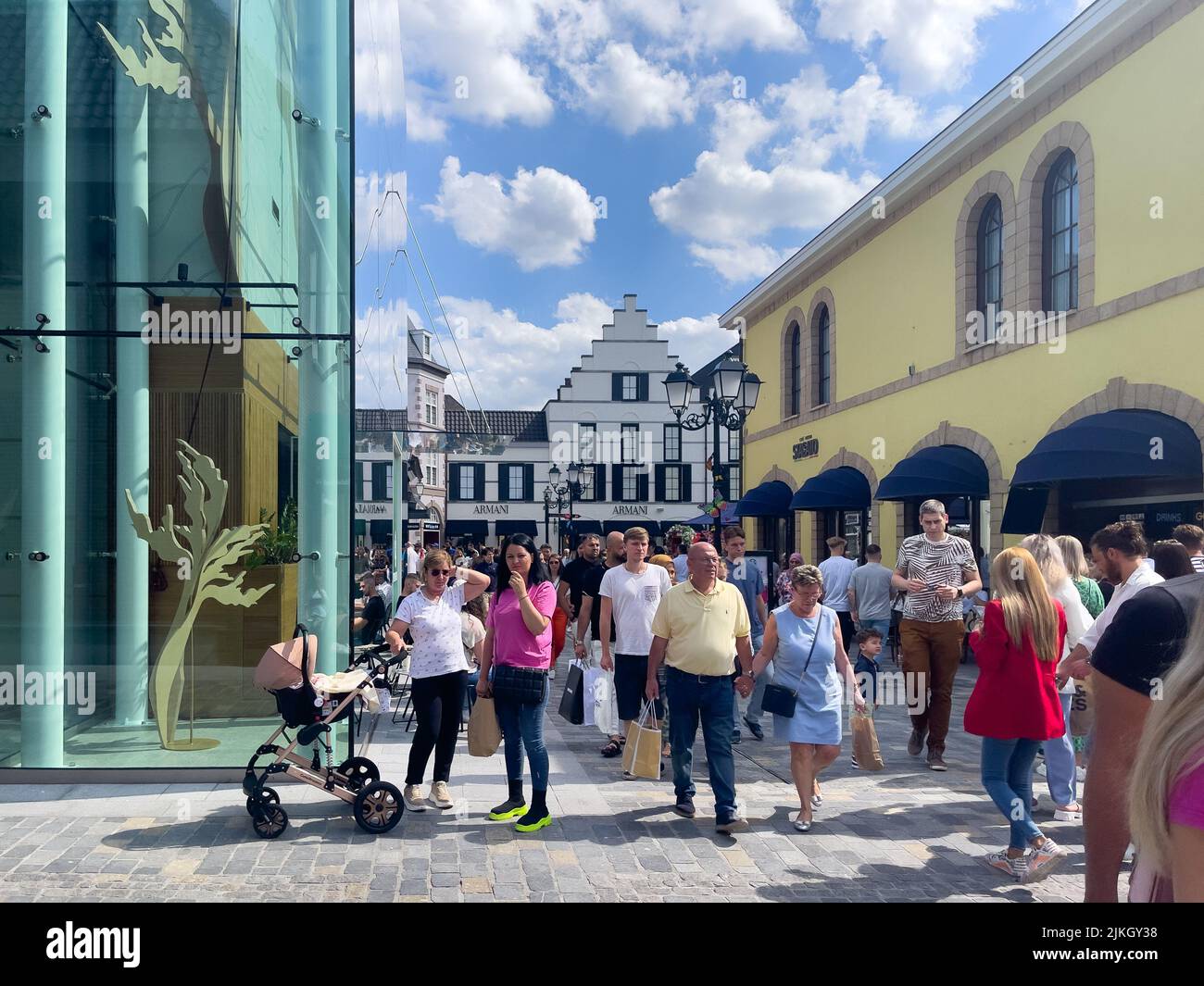 Folla di persone che camminano per strada a Roermond Foto Stock