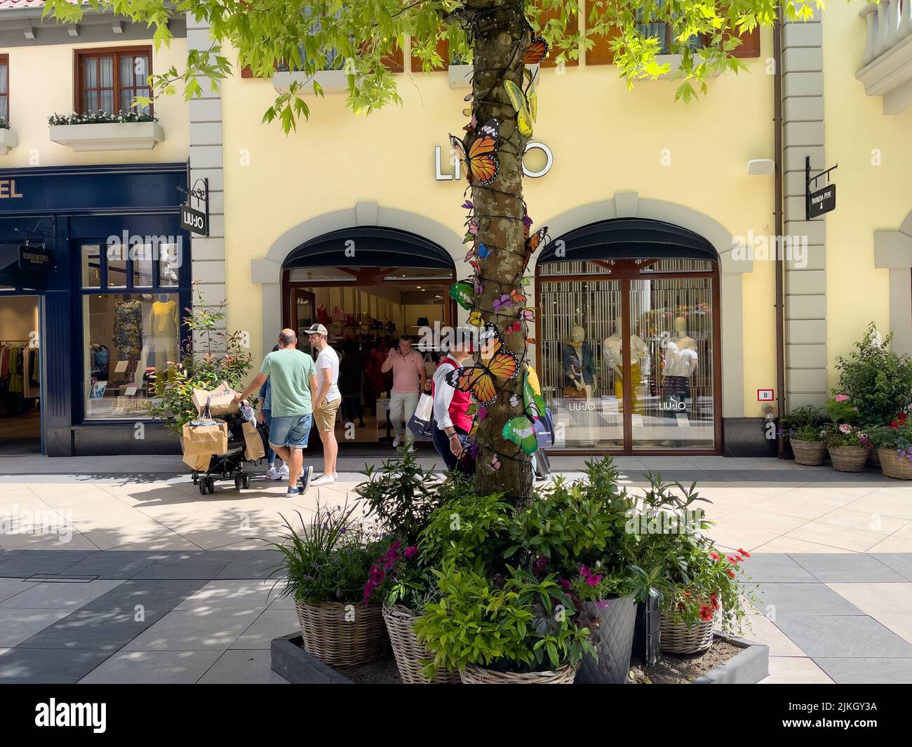 Folla di persone che camminano per strada a Roermond Foto Stock
