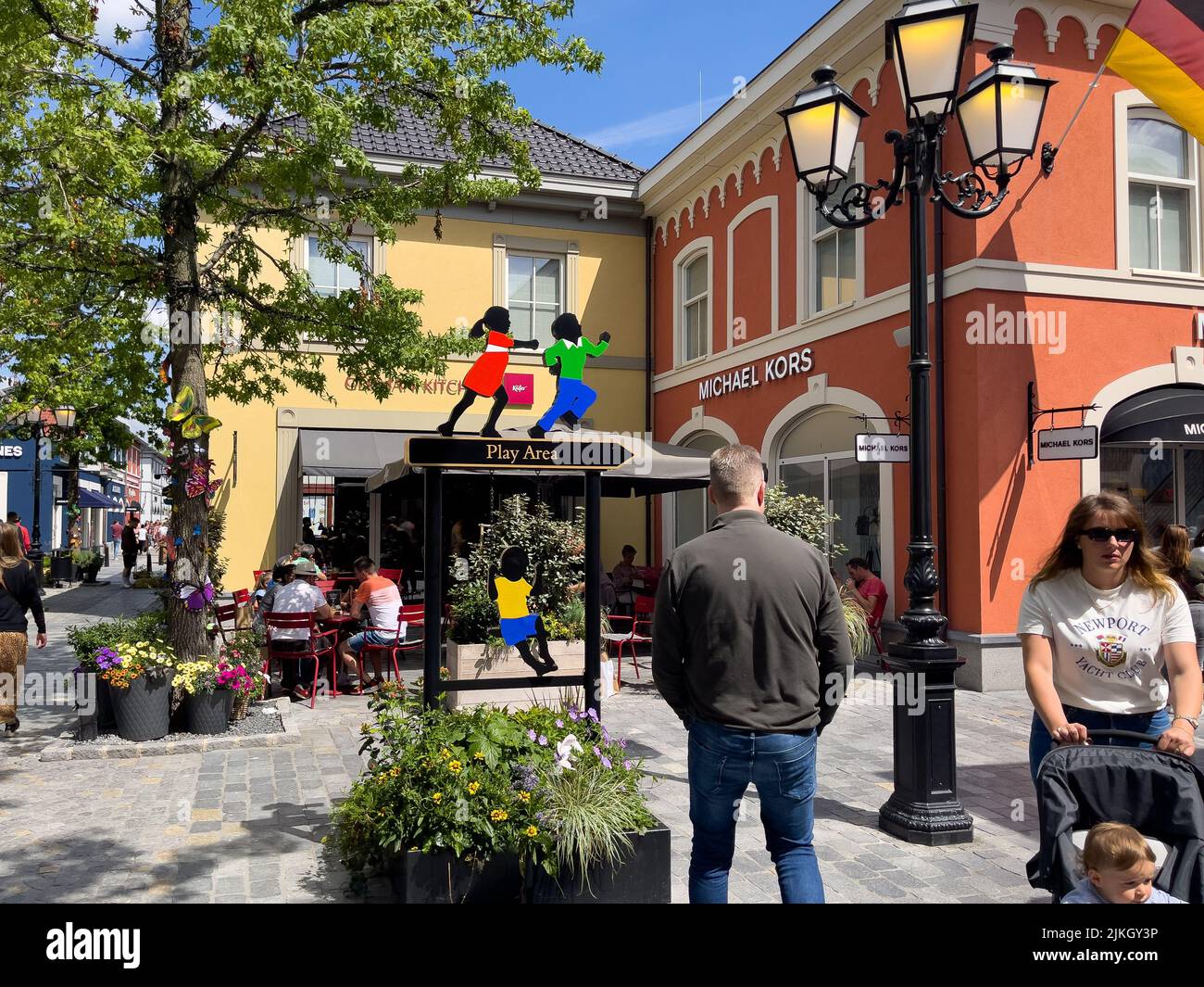 Folla di persone che camminano per strada a Roermond Foto Stock