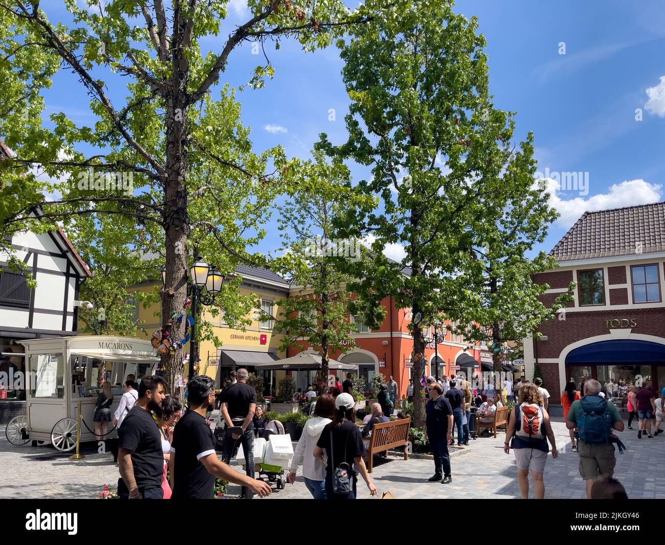Folla di persone che camminano per strada a Roermond Foto Stock