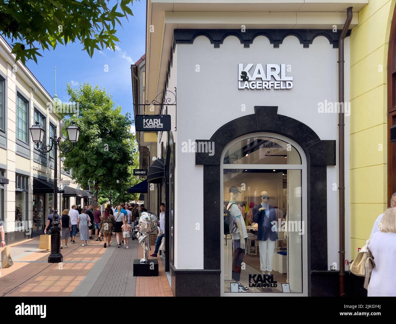 Folla di persone che camminano per strada a Roermond Foto Stock