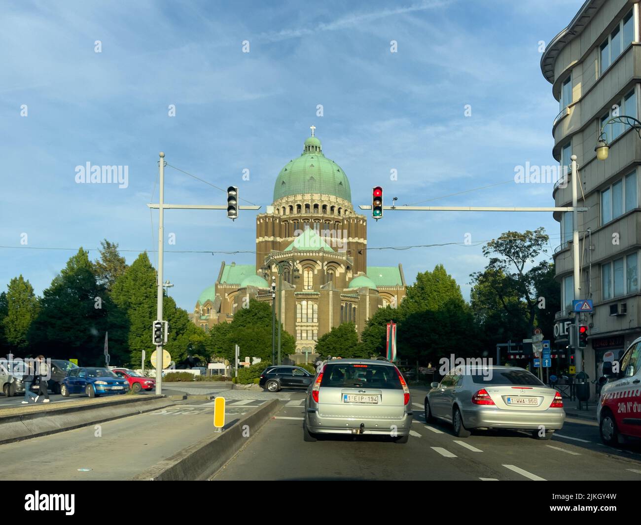Auto che guidano verso la basilica nazionale del sacro cuore di Bruxelles Foto Stock