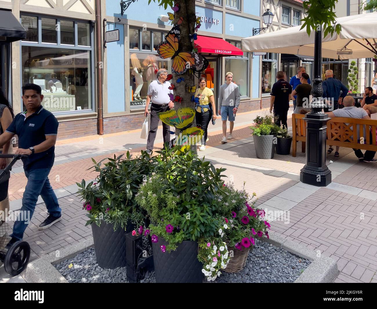 Folla di persone che camminano per strada a Roermond Foto Stock