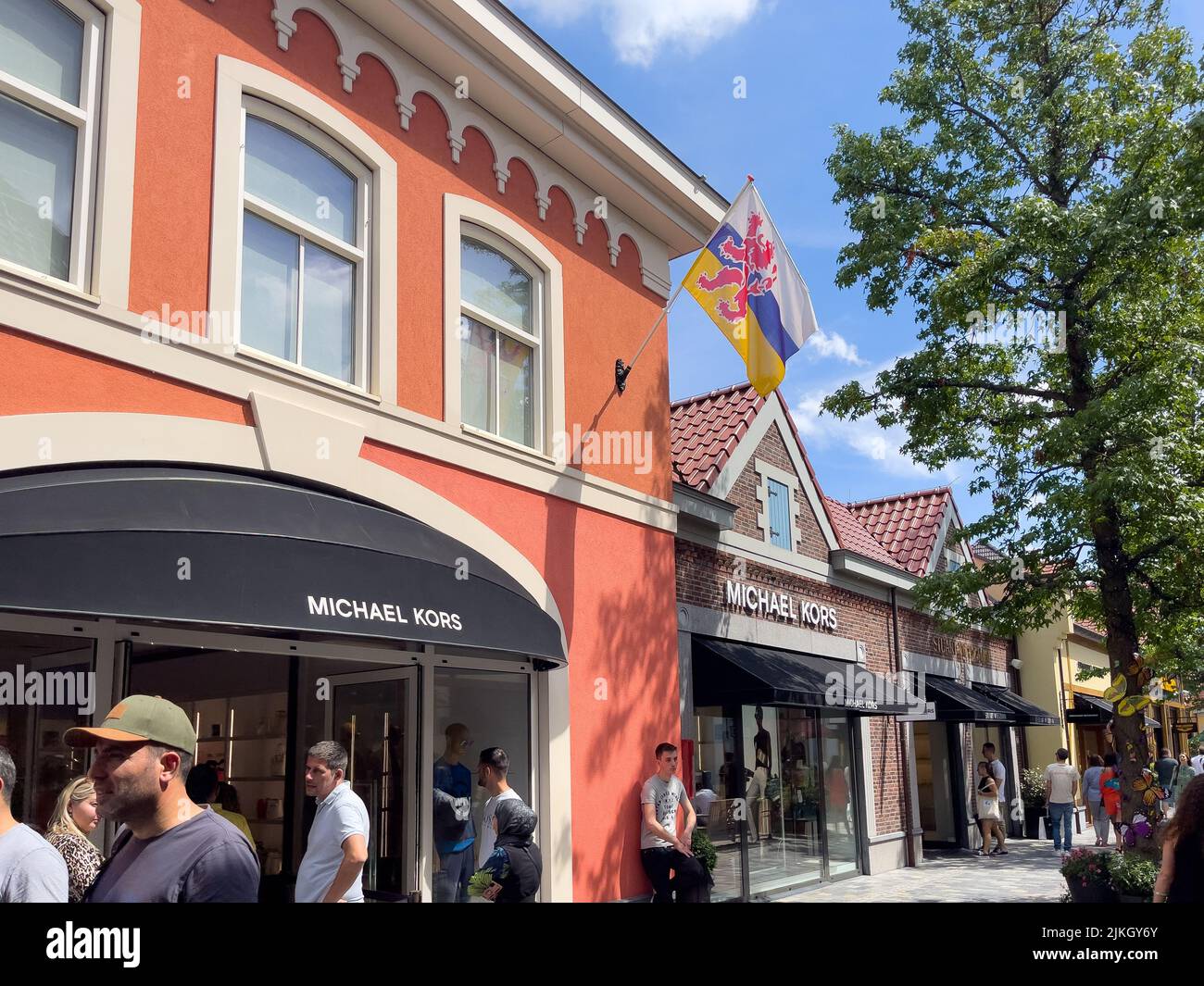 Folla di persone che camminano per strada a Roermond Foto Stock