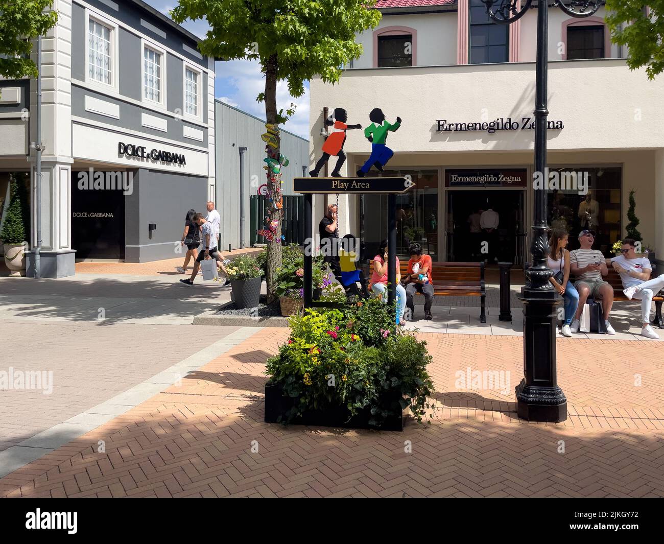 Folla di persone che camminano per strada a Roermond Foto Stock