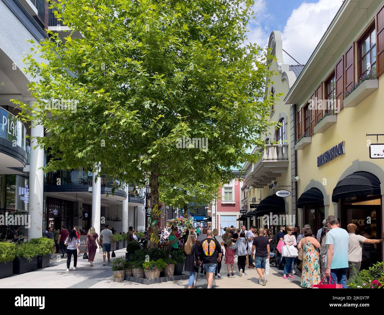 Folla di persone che camminano per strada a Roermond Foto Stock