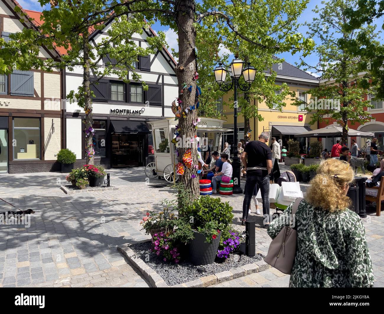 Folla di persone che camminano per strada a Roermond Foto Stock