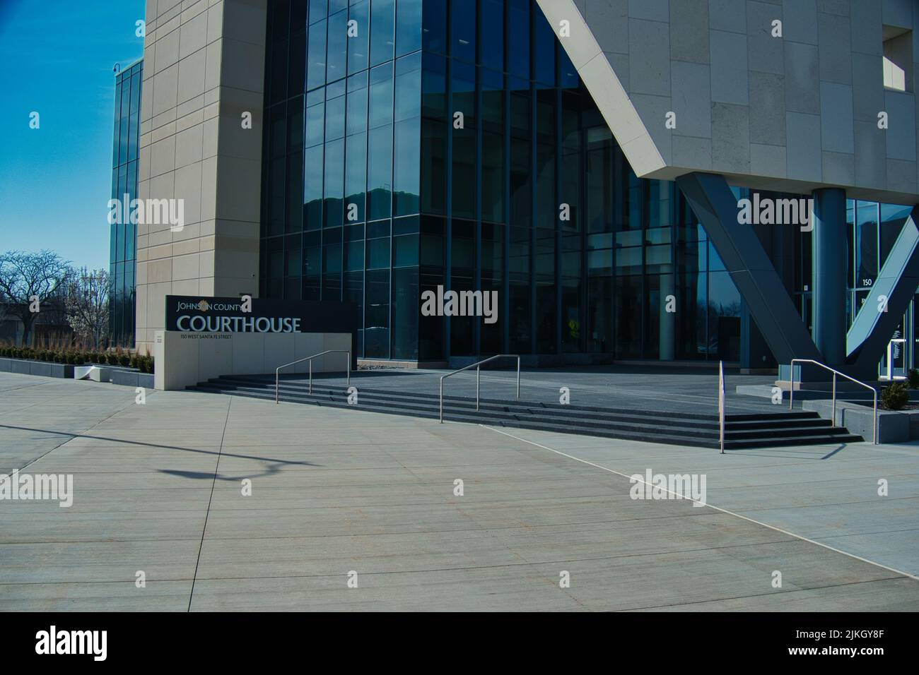 Una splendida vista su un moderno edificio in vetro di un tribunale della contea di Johnson a Olathe, Kansas Foto Stock