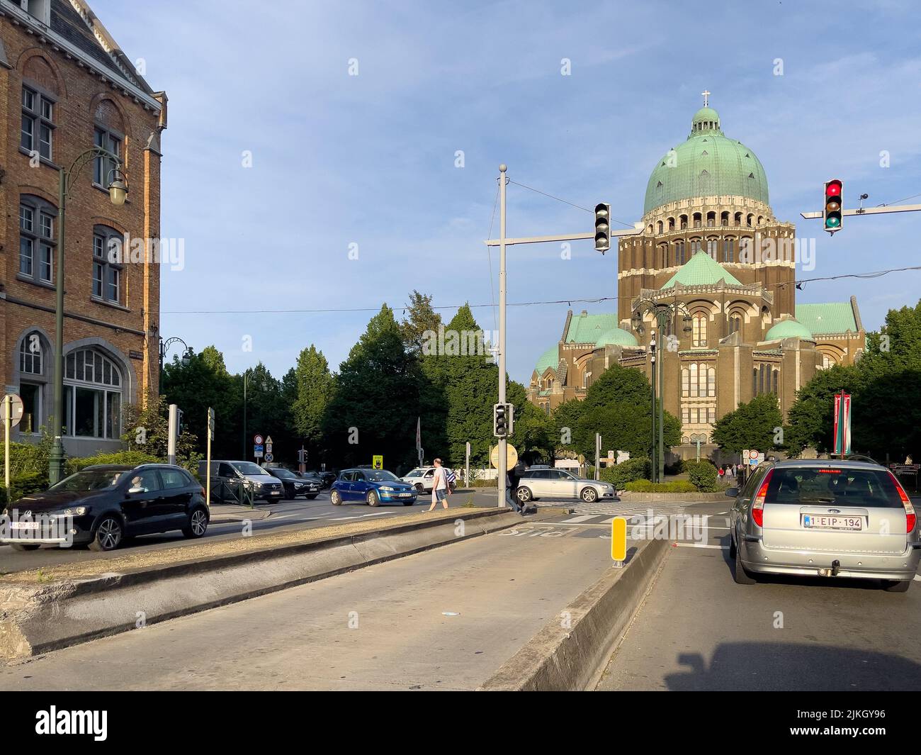 Auto che guidano verso la basilica nazionale del sacro cuore di Bruxelles Foto Stock
