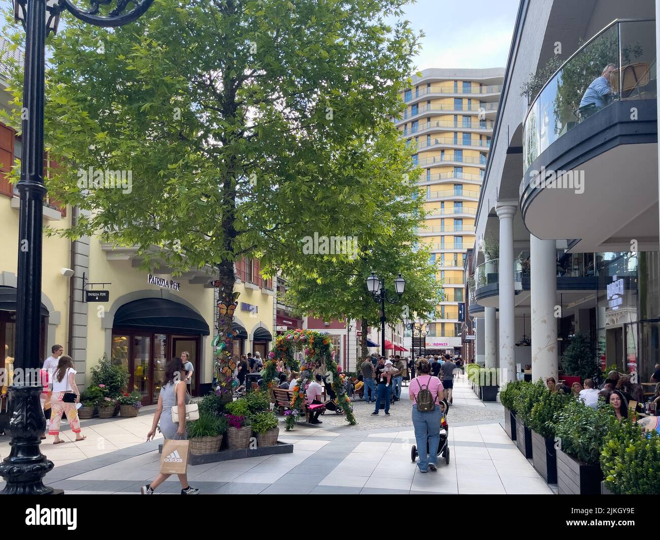 Folla di persone che camminano per strada a Roermond Foto Stock