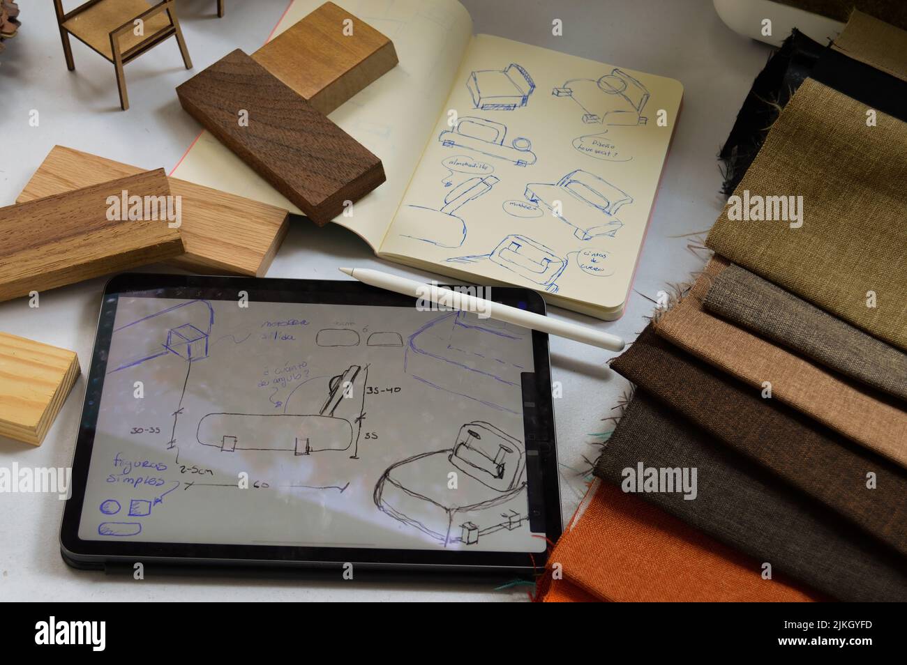 design di mobili, disegno digitale in tablet e analogico in notebook Foto Stock