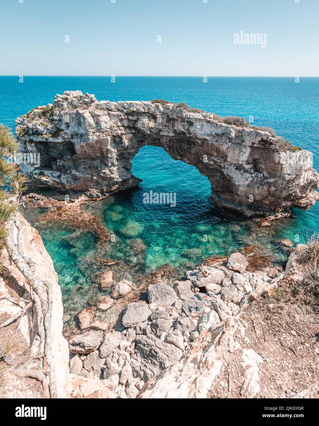 Una bella vista dell'arco naturale di es Pontas nella parte sud-orientale dell'isola di Maiorca Foto Stock