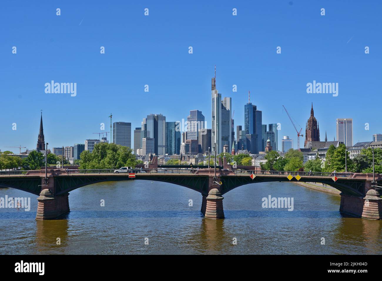 Un bellissimo paesaggio urbano di Francoforte con il ponte Ignatz Bubis in primo piano Foto Stock