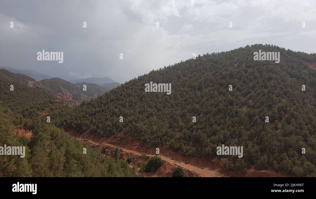 Le montagne di Marrakech sono una delle più belle vedute delle montagne di Marrakech ed è uno dei luoghi famosi da visitare in Marocco. Foto Stock