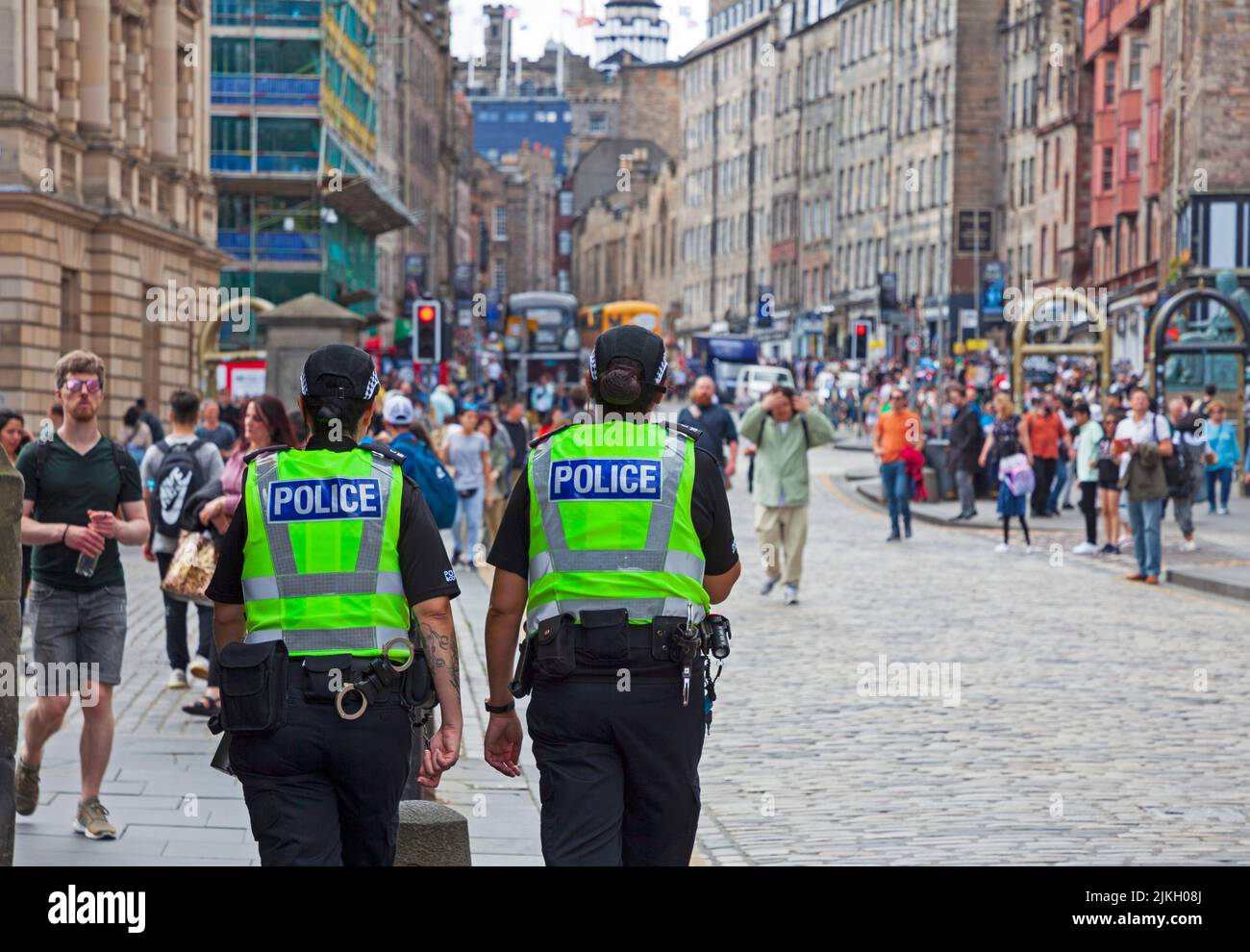 High Street, Royal Mile, Edimburgo, Scozia, Regno Unito. 2nd agosto 2022. Tempo caldo nel centro della città, temperatura di 25 gradi centigradi per i visitatori che godono l'atmosfera affollata, con artisti di strada, caffè e ristoranti. Nella foto: La polizia di Edimburgo ha promesso una maggiore presenza per le strade, mentre la capitale si prepara ad accogliere circa un milione di turisti nel mese di agosto. Operation Summer City 2022 è stato annunciato prima del Festival Internazionale di Edimburgo, The Fringe e il Tattoo Credit: ArchWhite/alamy live news. Foto Stock