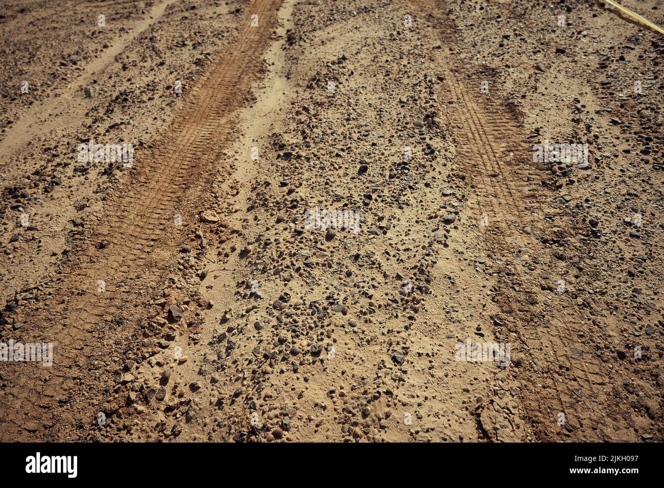 Una strada sterrata con tracce di pneumatici sul cantiere Foto Stock