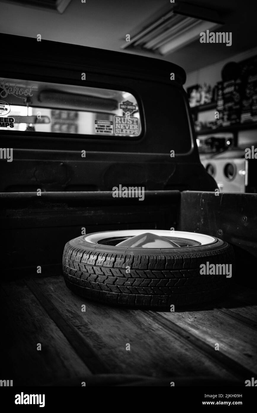 Immagine in scala di grigi di un vecchio veicolo Foto Stock