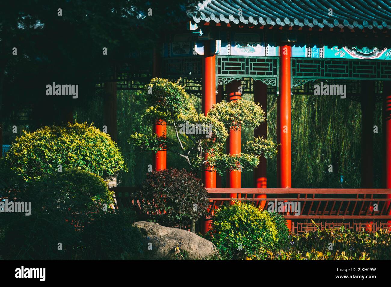 Una bella vista dei padiglioni Cinesi in un giardino con piante Foto Stock