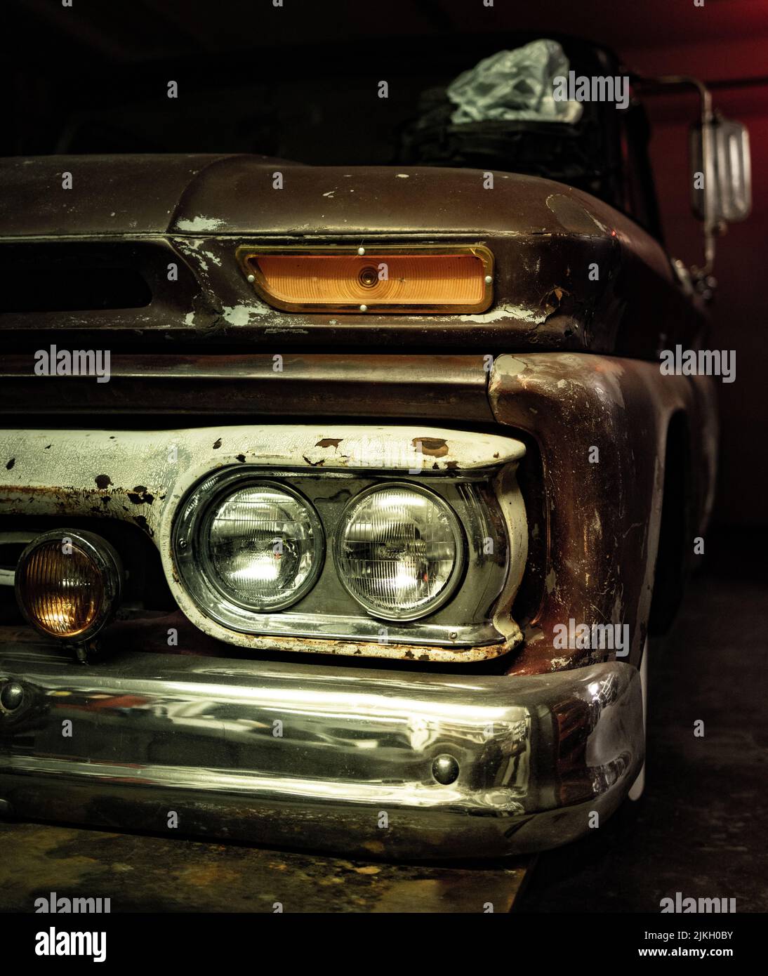 Immagine verticale di un vecchio veicolo Foto Stock