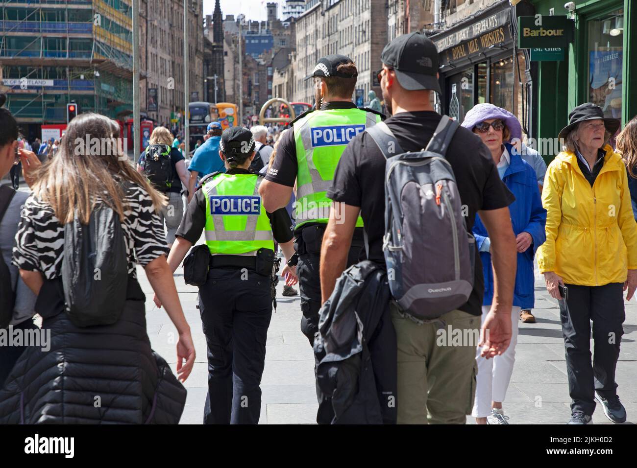 High Street, Royal Mile, Edimburgo, Scozia, Regno Unito. 2nd agosto 2022. Tempo caldo nel centro della città, temperatura di 25 gradi centigradi per i visitatori che godono l'atmosfera affollata, con artisti di strada, caffè e ristoranti. Nella foto: La polizia di Edimburgo ha promesso una maggiore presenza per le strade, mentre la capitale si prepara ad accogliere circa un milione di turisti nel mese di agosto. Operation Summer City 2022 è stato annunciato prima del Festival Internazionale di Edimburgo, The Fringe e il Tattoo Credit: ArchWhite/alamy live news. Foto Stock
