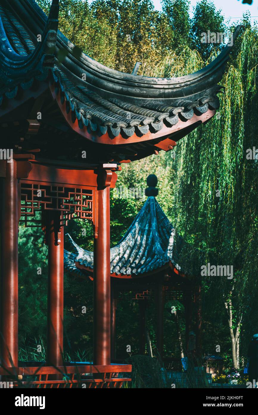 Una bella vista dei padiglioni cinesi in un parco con alberi Foto Stock