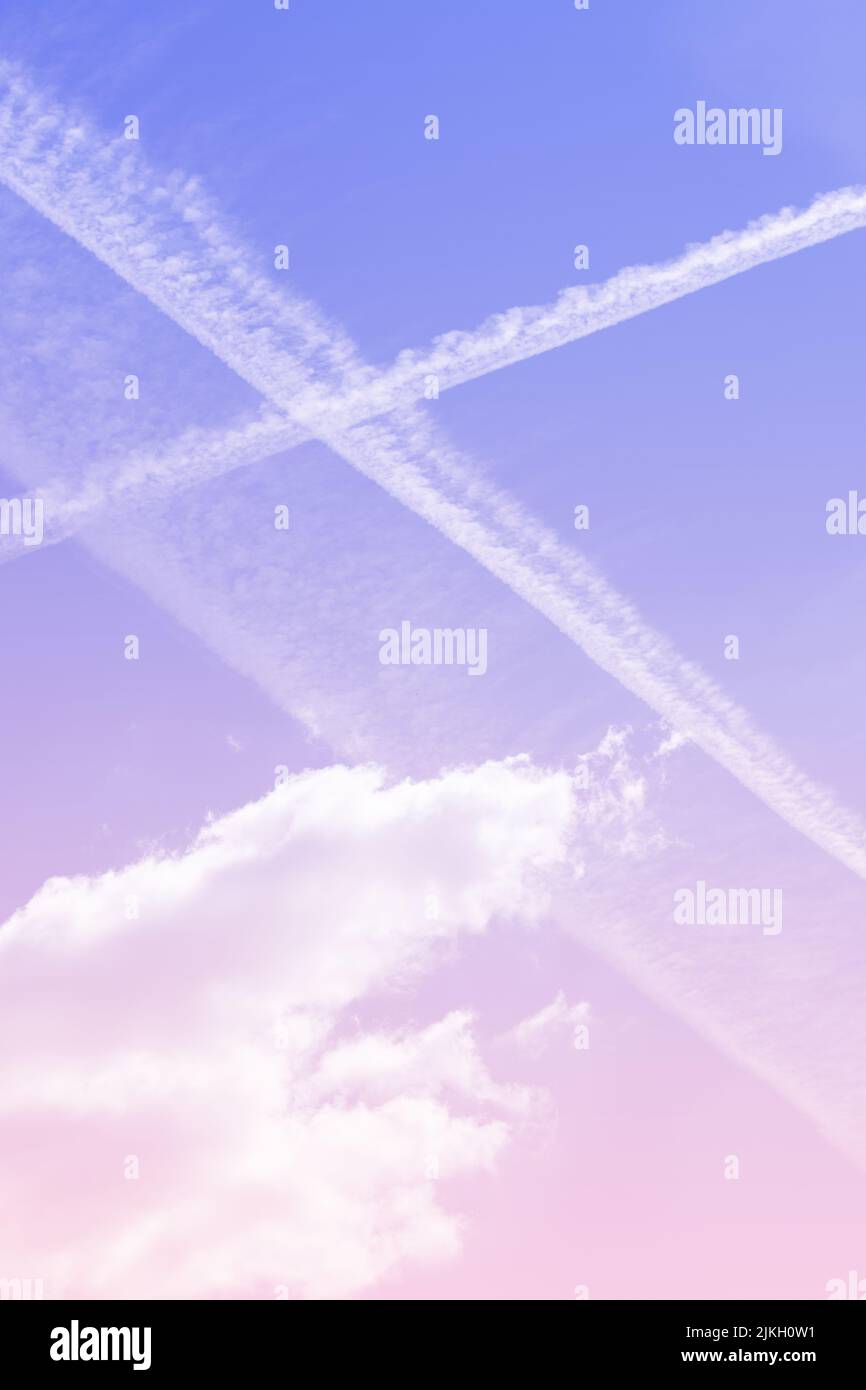 Uno scatto verticale di un bel cielo a gradiente viola-rosa con nuvole Foto Stock