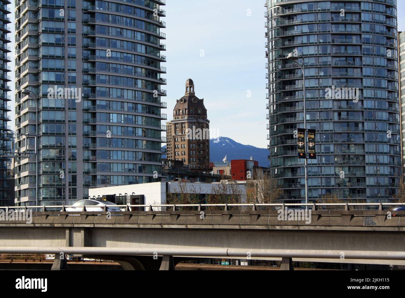 L'edificio storico della Sun Tower e le torri Brava nel centro di Vancouver, British Columbia, Canada Foto Stock