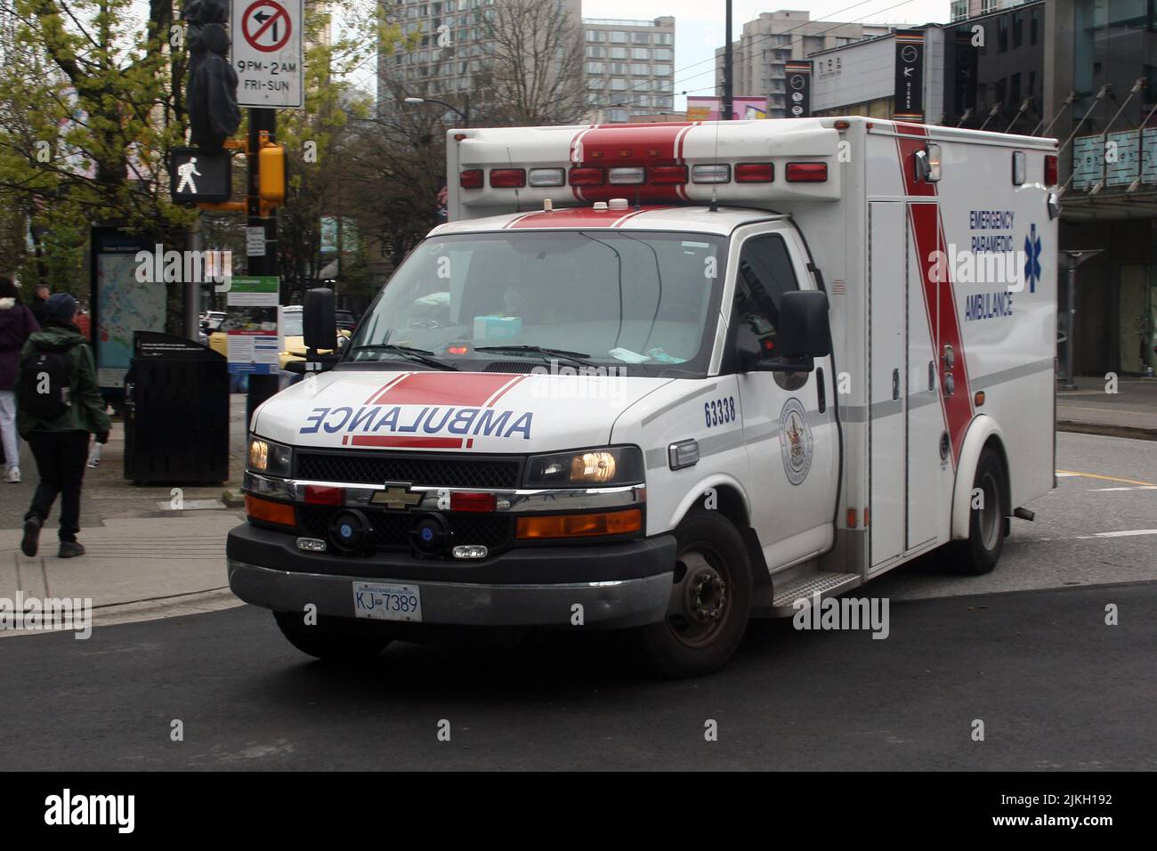 Un'auto in ambulanza veloce per la strada di Vancouver, British Columbia, Canada Foto Stock