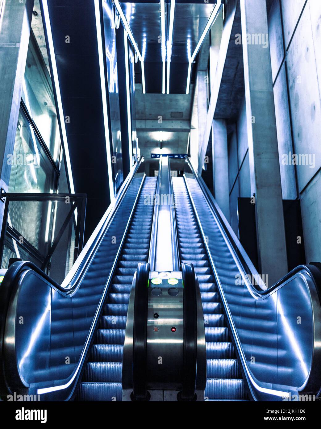 Un'immagine verticale di una scala mobile all'interno della stazione ferroviaria Gare de Champel di Ginevra Foto Stock