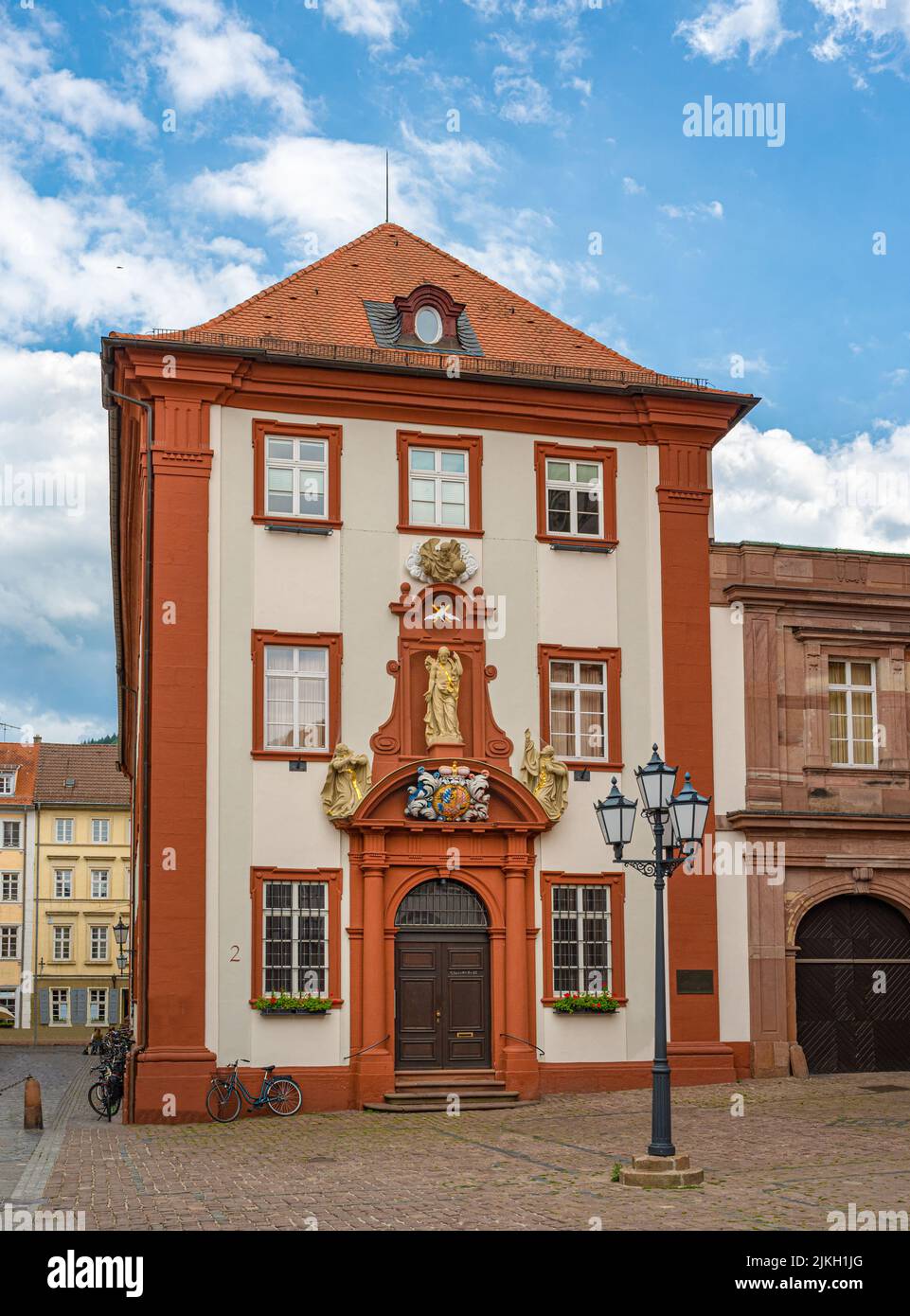 Il portale d'ingresso all'ex collegio gesuita sull'ala nord con il suo design barocco. Baden Wuerttemberg, Germania, Europa Foto Stock