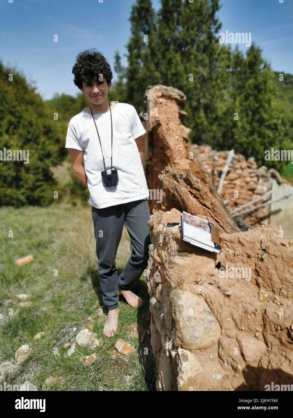 Appassionato di animali adolescenti in natura con binocolo e taccuino Foto Stock
