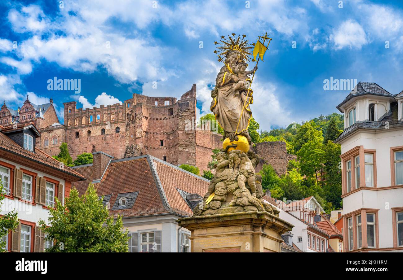 Scultura della fontana Marien sul mercato del mais (Kornmarkt), antico castello di Heidelberg sullo sfondo_Heidelberg, Baden Wuerttemberg, Germania. Foto Stock