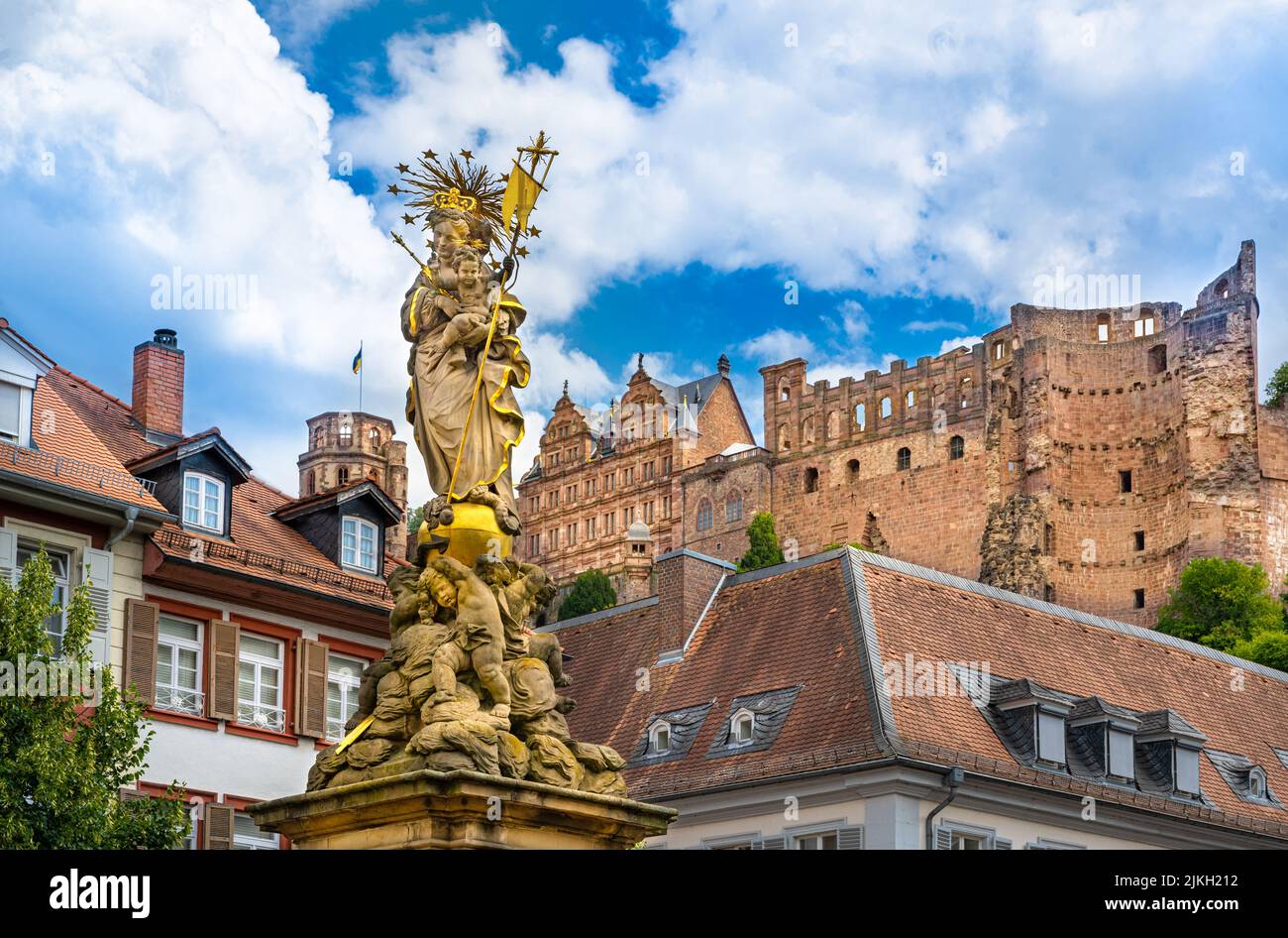 Scultura della fontana Marien sul mercato del mais (Kornmarkt), antico castello di Heidelberg sullo sfondo Heidelberg, Baden Wuerttemberg, Germania. Foto Stock