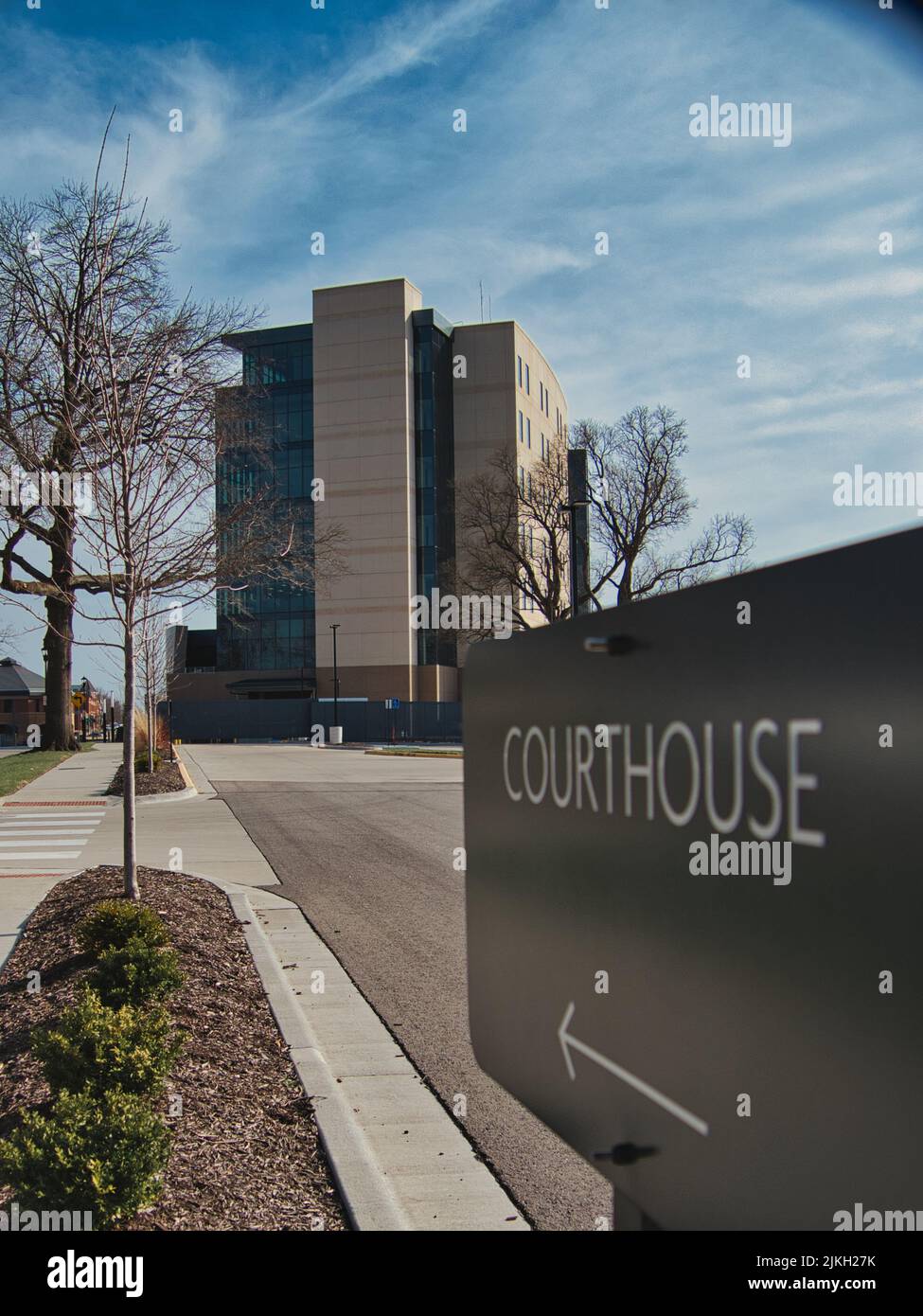 Un'immagine verticale di un cartello che mostra la posizione del tribunale della contea di Johnson a Olathe, Kansas City Foto Stock