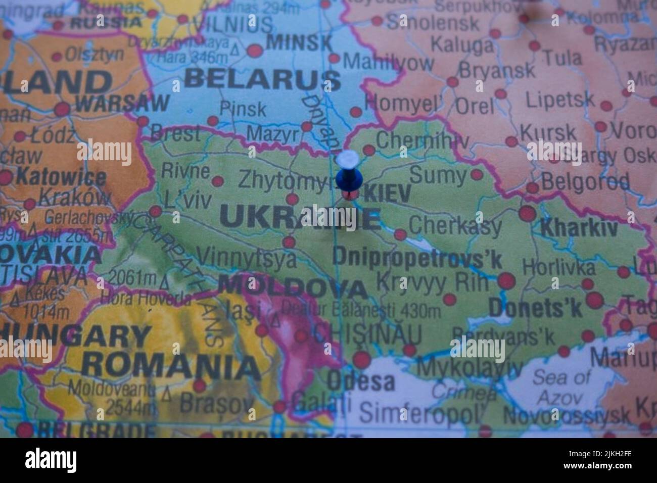 La capitale Ucraina, Kiev, è fissata sulla mappa dell'Europa con una spilla blu Foto Stock
