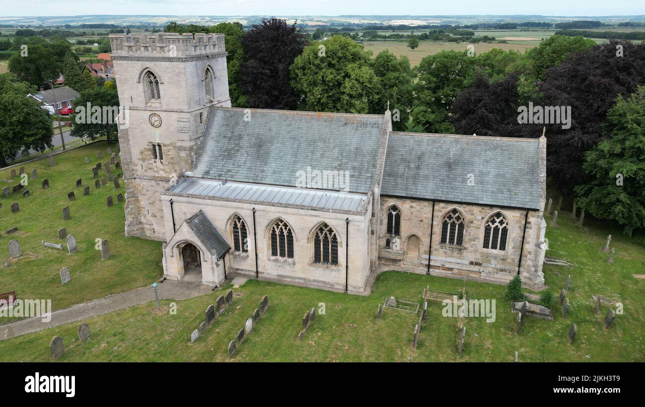 Una vista aerea della Chiesa di St Hilda contro il verde a Sherburn, North Yorkshire, Inghilterra Foto Stock