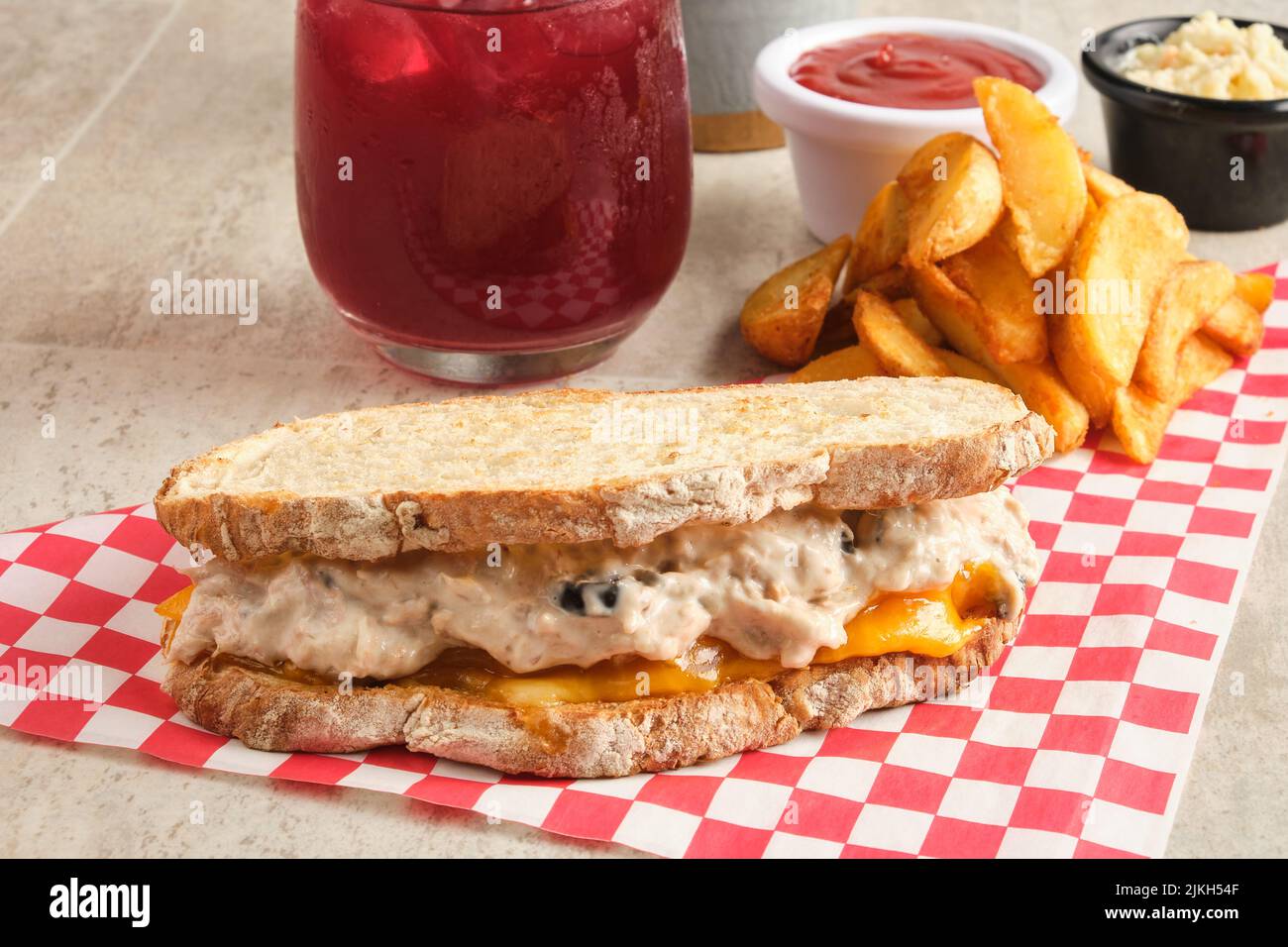 Un panino di tonno fatto in casa con patatine fritte e salsa Foto Stock