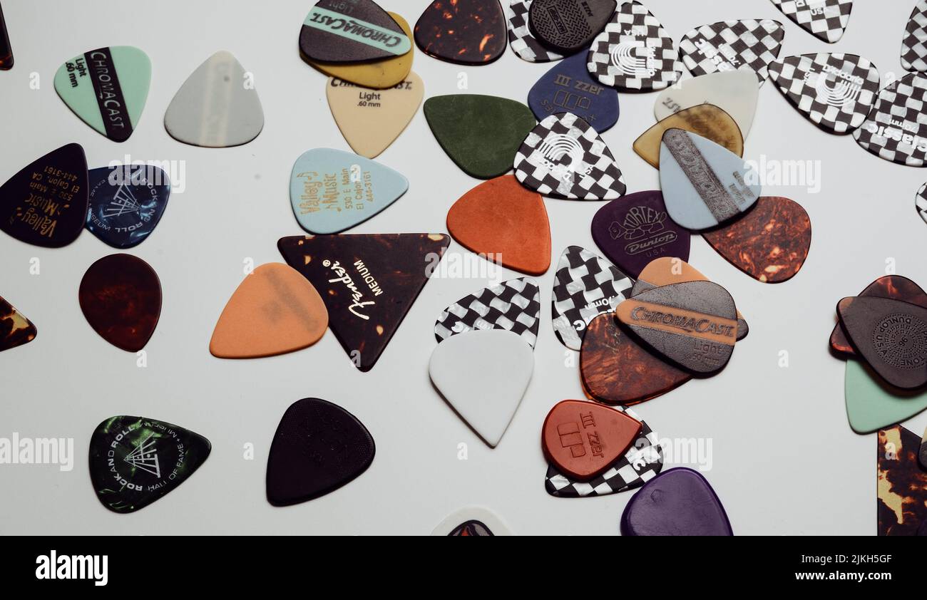 Un assortimento di chitarre scelte di molti stili e colori Foto Stock