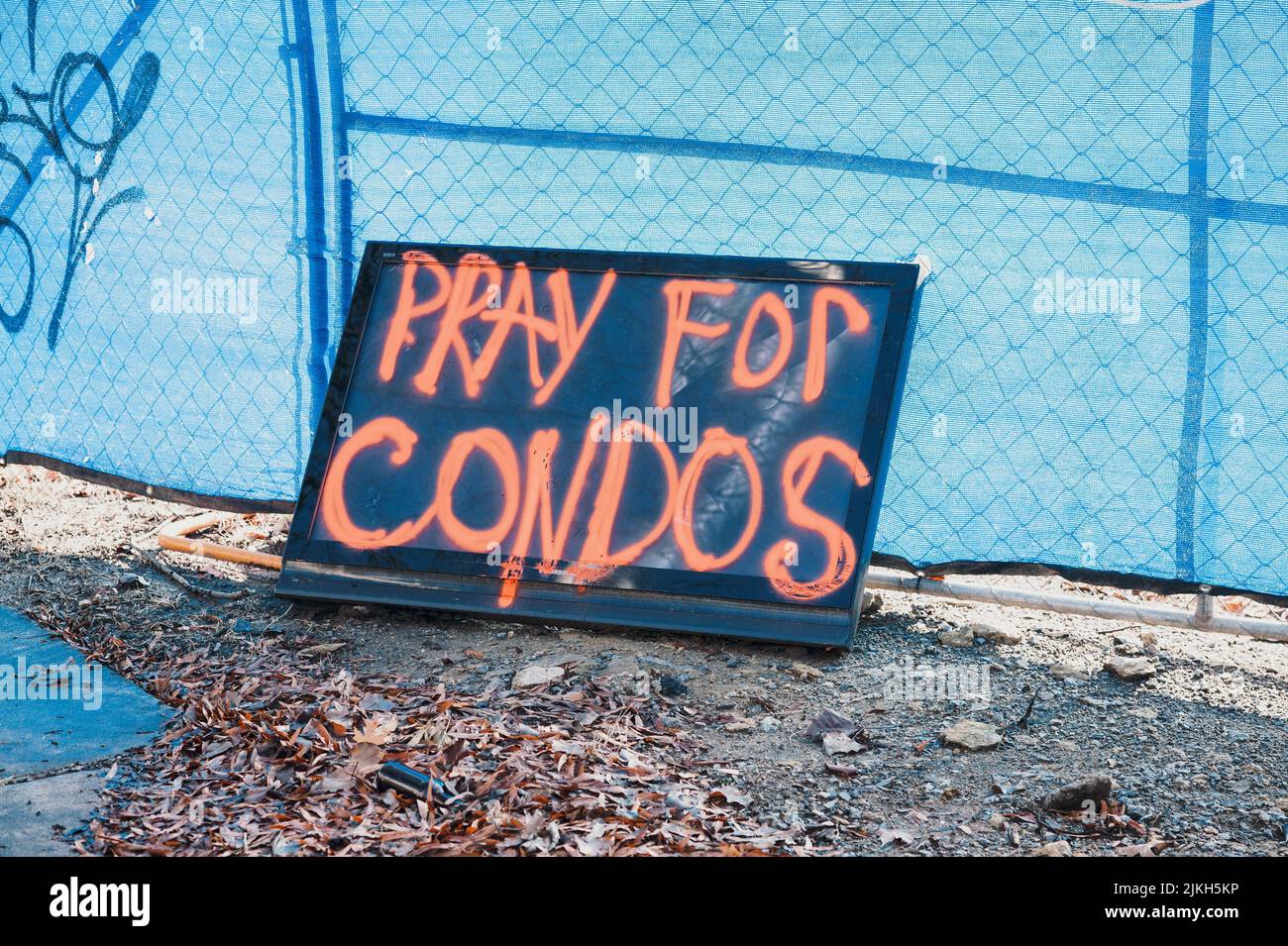 Un cartello "Pregate for Condos" dipinto su un televisore LCD scartato Foto Stock