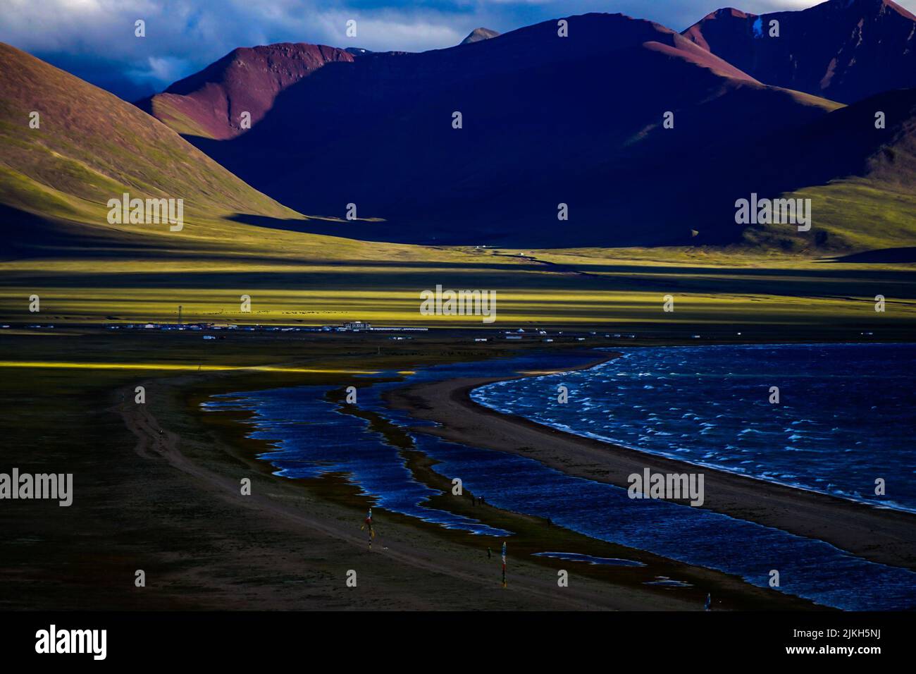 Un bellissimo scatto del lago di Namucuo tra montagne verdi Foto Stock