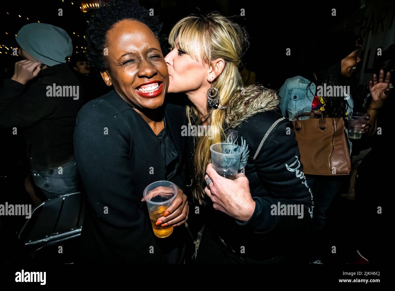 Johannesburg, Sudafrica - 24 aprile 2014: Giovani alla moda che partecipano a un evento all'aperto Foto Stock