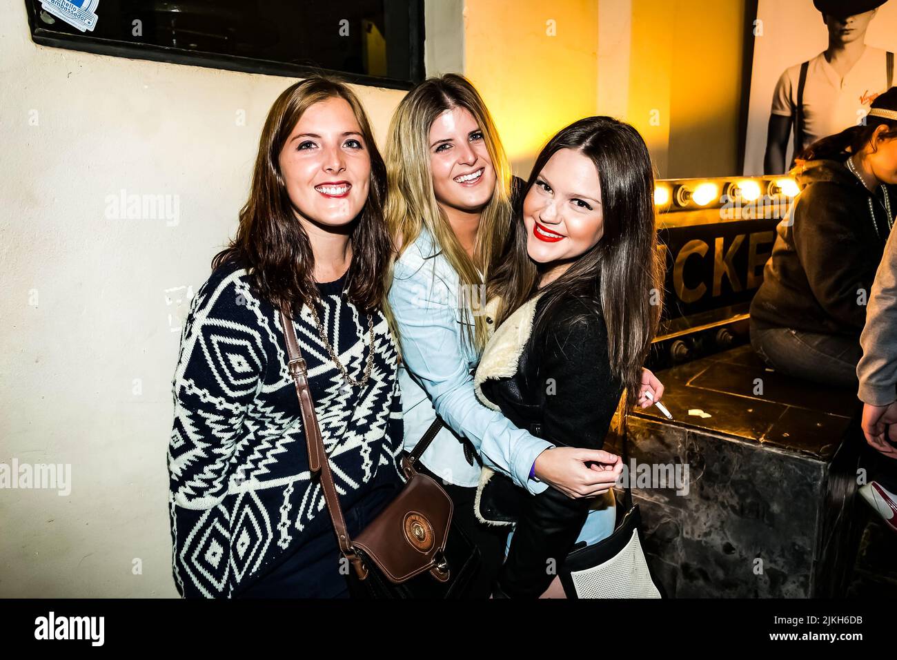 Johannesburg, Sudafrica - 24 aprile 2014: Giovani alla moda che partecipano a un evento all'aperto Foto Stock