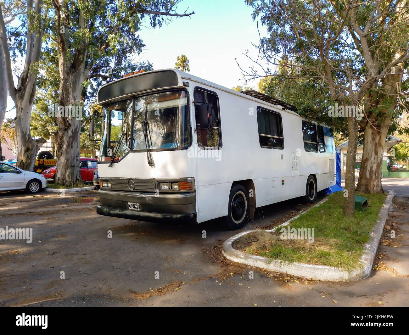 Quilmes, Argentina - 29 maggio 2022: Vecchio camper bianco Mercedes Benz in un parco. Natura, alberi. Spettacolo di auto classica. CopySpace Foto Stock