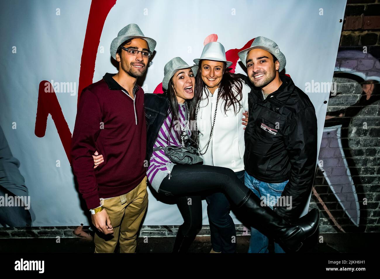 Johannesburg, Sudafrica - 24 aprile 2014: Giovani alla moda che partecipano a un evento all'aperto Foto Stock