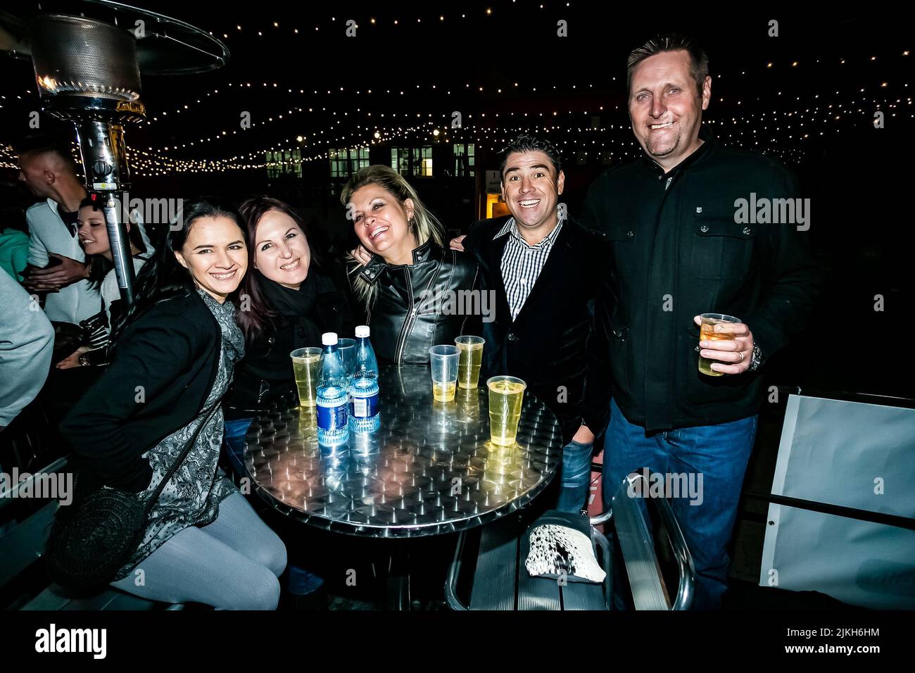 Johannesburg, Sudafrica - 24 aprile 2014: Giovani alla moda che partecipano a un evento all'aperto Foto Stock